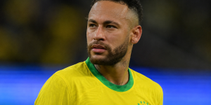 Neymar segue fora dos treinos da Seleção e deve desfalcar o Brasil na estreia da Copa