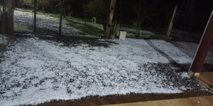 Temporal com granizo causa estragos em Guaramirim e Jaraguá do Sul e deixa dezenas de imóveis danificados