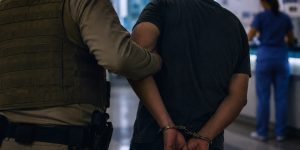 Homem embriagado agride policial e causa confusão em hospital de Jaraguá do Sul