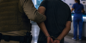 Homem embriagado agride policial e causa confusão em hospital de Jaraguá do Sul