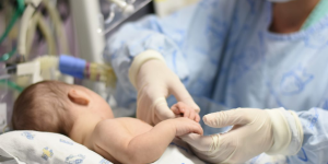 Criança de 2 anos é internada em UTI de Hospital de Jaraguá do Sul após suspeita de maus-tratos