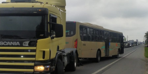 Acidente na BR-280, em Araquari deixou o trânsito totalmente bloqueado no sentido de São Francisco do Sul.