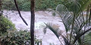 Fujama coleta amostras após identificar espuma no Rio Jaraguá, em Jaraguá do Sul