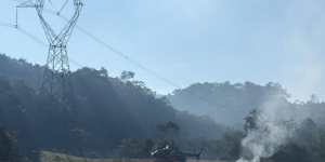 URGENTE! Helicóptero cai em área residencial de Pomerode e mobiliza equipes de resgate