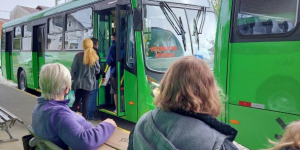 Passageiros esperam mais de uma hora por ônibus e situação gera cobrança