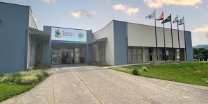 Câmara derruba veto e mantém exigência de Libras em conteúdos oficiais de Jaraguá do Sul