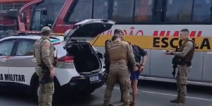 Motociclista em fuga bate em ônibus escolar com crianças em Jaraguá do Sul