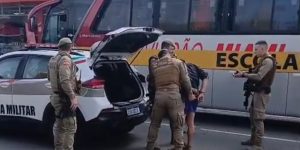 Motociclista em fuga bate em ônibus escolar com crianças em Jaraguá do Sul