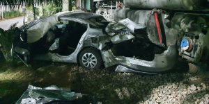 Carro é atingido por trem e motorista fica ferido em Jaraguá do Sul
