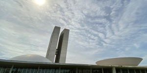 PEC que reduz jornada para 40 horas semanais e acaba com escala 6×1 chega ao Senado