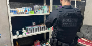PF faz operação contra contrabando e comércio ilegal de cigarros convencionais e eletrônicos em Jaraguá do Sul