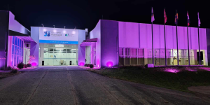 Câmara de Jaraguá do Sul adere ao Agosto Lilás e ilumina fachada em campanha de conscientização