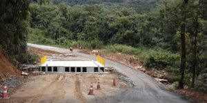Ponte de concreto começa a ser instalada em obra de pavimentação no Jaraguazinho