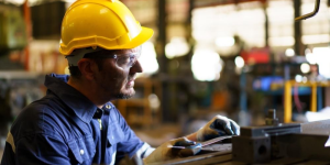 Emprego na indústria fica estável, enquanto rendimento e massa salarial avançam