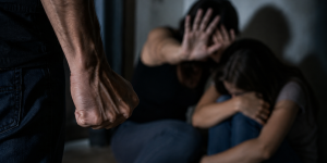 Homem é preso após agredir companheira e enteada e ameaçar as vítimas de morte em Massaranduba