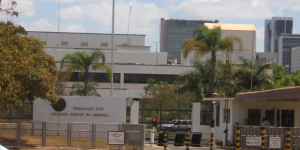 EUA suspendem serviços consulares no Brasil por tempo indeterminado após alerta de segurança