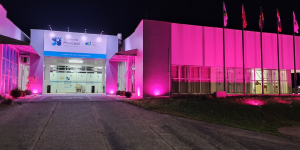 Câmara de Jaraguá do Sul recebe iluminação rosa em apoio à campanha Outubro Rosa