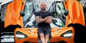 Influenciador morre após anestesia geral para tatuagem em SC