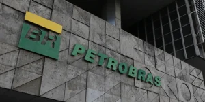 Funcionários da Petrobras entram em greve por tempo indeterminado
