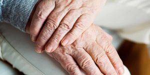 Vereadores aprovam programa que auxilia pacientes com Alzheimer e suas famílias