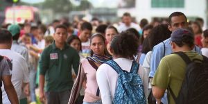 Expectativa de vida do brasileiro sobe para 76,4 anos e supera índice pré-pandemia