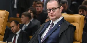 Ministro Zanin suspende decretos de municípios de SC que dispensavam comprovante de vacinação na rede pública de ensino